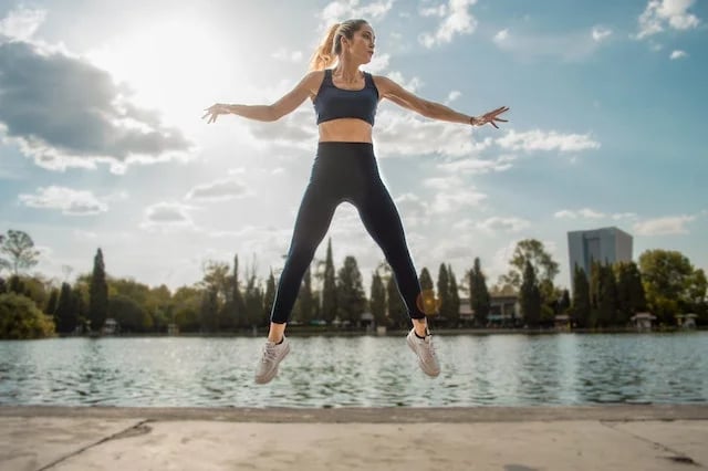 une femme faisant du sport dehors 