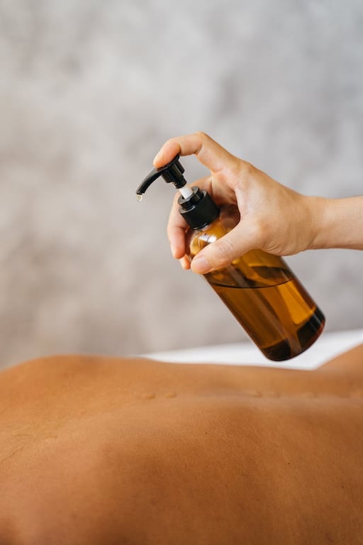 une huile de massage appliquée sur un dos