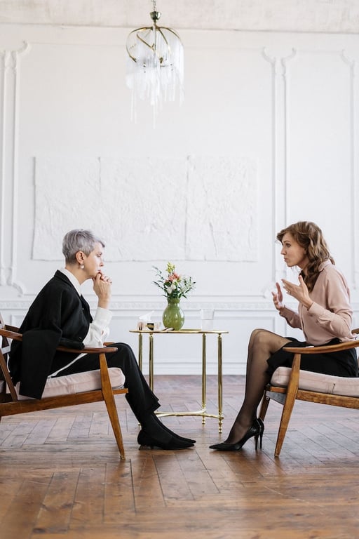 deux femmes discutant l'une en face de l'autre assises