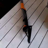 Extractor de buruieni Fiskars Ergonomic cu coadă lungă, 4 gheare din oțel inoxidabil, sistem de ejectare și talpă rabatabilă, negru/portocaliu, 10827 2