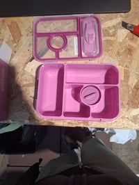 Amathley Bento Box uzsonnás doboz gyerekeknek 1300 ml, 5 rekeszes, szószos tartállyal, lila — törött egy helyen (állapot: lásd a 2. képet) 6