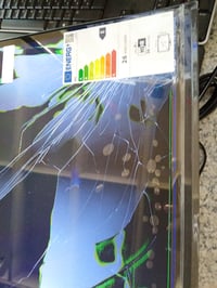 CHiQ LF32FT 32 colos (81 cm) Full HD Google TV - HDR10, Dolby Audio — hibás, részben működik: betört kijelző (állapot: lásd a 2. képet) 2