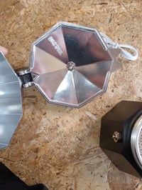 Bialetti Moka Express Stranger Things Kotyogós Kávéfőző 6 Csészés 270 ml Zenélő Gombbal USB-C Töltéssel Fekete Használt 4