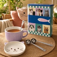 Cicás kávésarok csomag: 280 ml-es bögre fedővel és kanállal + 4 l-es tárolódoboz + 2 db kávéskanál 1