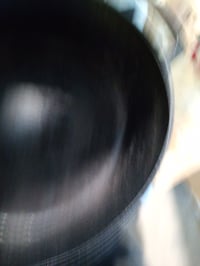 Vas de gătit din fontă Amazon Basics cu capac, două mânere, 6,62 l, negru – pentru copt — bază pătată (stare: vezi imaginea nr. 2) 3