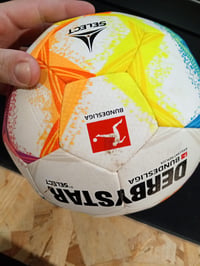 Derbystar Bundesliga Brillant Replica v22 focilabda, 5-ös méret, szivárványos színű — mély vágás a szivacsban (állapot: lásd a 2. képet) 3