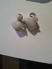 Bezdrôtové slúchadlá Bose QuietComfort True Wireless s aktívnym potlačením hluku, 8,5-hodinovou výdržou batérie, dymovo biela – používané 3