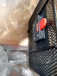 Držiak na riadidlá pre elektrobicykel Fischer – chýba 1 zo 4 skrutiek na rýchloupínacom držiaku a košíku (stav: pozri 2. obrázok) 3