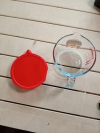 Sklenená odmerka Pyrex Classic s červeným vrchnákom, 1 liter — na vrchu je odlomený malý kúsok (stav: pozri 2. obrázok) 2