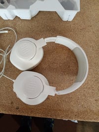 Káblové herné slúchadlá JBL Quantum 100 M2, biele, okolo uší (over-ear) s mikrofónom, QuantumSOUND — škvrny na náušníkoch (stav: pozri 2. obrázok) 2