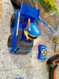 PAW Patrol Chase távirányítós rendőrautó fényeffektekkel — hibás, részben működik: önállóan mozgó, késve reagáló (állapot: lásd a 2. képet) 2