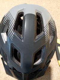 Dunlop kerékpáros bukósisak LED lámpával, M-es méret (55-58 cm), fekete, állítható pánt — karcos (állapot: lásd a 2. képet) 2