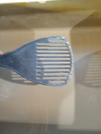 Toaletă deschisă pentru pisici Aimé cu margine și lopățică, taupe, 44x34x11 cm, ușor de curățat — zgâriată la bază, utilizată (stare: vezi a 2-a imagine) 2