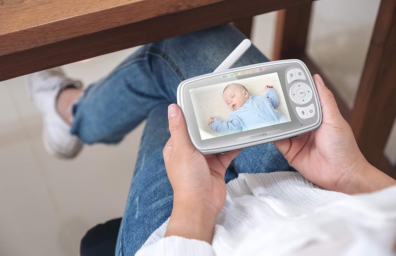 Motorola VM44 Connect WiFi Bébiőr Kamerával - 4,3" HD Kijelző, Éjjellátó, Altatódalok, Hőmérsékletfigyelés, Okostelefonos Applikáció - Fehér