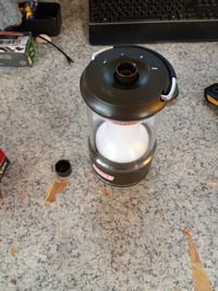 Coleman BatteryGuard 800L LED kamperska svjetiljka, na baterije — neispravno, za dijelove: slomljen gumb za uključivanje/potenciometar (stanje: vidi 2. sliku) 2