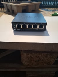 5-portový Fast Ethernet switch D-Link DES-105 10/100 Mbps, kovové puzdro, stolný sieťový rozbočovač pre domácnosti a malé firmy 3