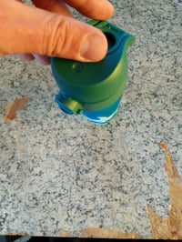 Sticlă pentru copii ion8 350 ml cu model cu rechini, anti-scurgere — defectă, funcționează parțial: corp sticlă deformat (stare: vezi a 2-a poză) 3