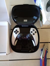 Bezdrôtový ovládač PlayStation DualSense Edge kompatibilný s PS5 a PC, bielo-čierny, s vymeniteľnými páčkami, zadnými tlačidlami a nastaviteľnými spúšťami 2