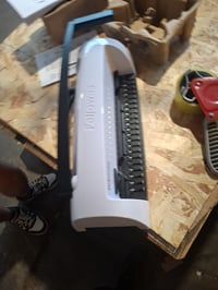 Väzbový stroj Fellowes Starlet 2+ A4, kapacita dierovania 12 listov, väzba 120 listov — chybný, na náhradné diely: Páka na otváranie hrebeňa je zlomená (stav: pozri 2. obrázok) 6