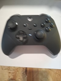 Bezdrôtový ovládač Xbox Elite Series 2 čierny, používaný, nekompletný, s driftom joysticku, gamepad kompatibilný s PC a Xboxom 5