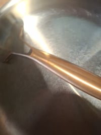 Akaice Rozsdamentes Acél Serpenyő 28 cm, Bevonat Nélküli Titán Indukciós Serpenyő, 18/10 Acél, 3 Rétegű, Rozéarany Nyél, Minden Tűzhelyre 3