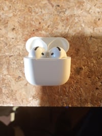 Apple AirPods 4 Bluetooth slušalice s aktivnim poništavanjem buke, prilagodljivim zvukom, prostornim zvukom (3D), načinom propuštanja zvuka, USB-C kućištem za punjenje, bežične 2