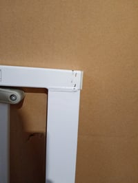 Poartă de siguranță Safety 1st SecureTech cu montare fără găurire, albă, 73-80 cm (max. 136 cm), operare cu o singură mână — colțul inferior este uzat (stare: vezi a doua fotografie) 2