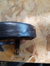 Scaun pentru bicicletă KRYMXAR pentru copii, montare pe portbagaj, cu căptușeală groasă — piele cojită, cataramă desfăcută, zgâriat (stare: vezi a 2-a poză) 4