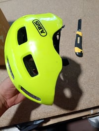 Detská cyklistická prilba ABUS Youn-I 2.0 so zabudovaným svetlom, veľkosť S (48 – 54 cm), žltá, pre chlapcov aj dievčatá 3