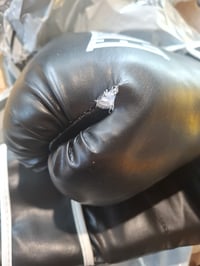 Boxerské rukavice Everlast Core 2, veľkosť L/XL, čierne, syntetická koža – poškodené — poškodené, čiastočne funkčné: Na rukavici je trhlina (stav: pozri 2. obrázok) 2