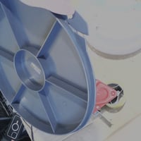 Recipient rotund pentru tort Xavax cu capac transparent și bază antracit, 31,5 cm — Rupt la una dintre clapetele de închidere (stare: vezi a 2-a fotografie) 2