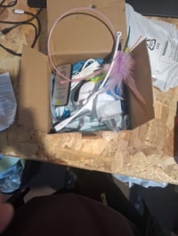 Toozey interaktivna igračka za mačke s 3 zamjenjiva pera, električna igra skrivača s USB punjenjem i daljinskim upravljačem, plava, otvoreno pakiranje 2