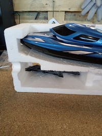 YESHIN Windstorm RC Hajó 25 km/h, 2,4 GHz, LED Fénnyel, 2 Akkumulátor — hibás, alkatrésznek: nem működik (állapot: lásd a 2. képet) 2