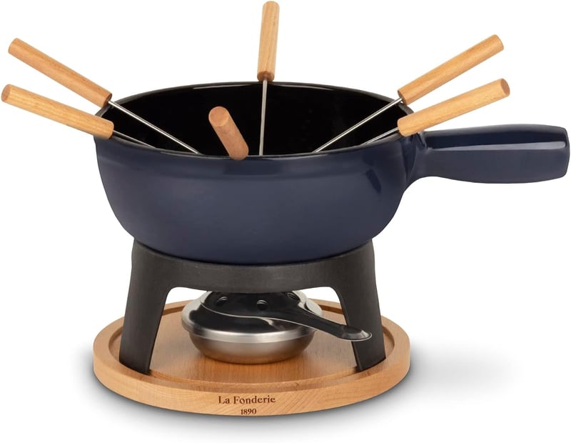 Mont JOUX Fondue készlet, 6 villával, kék öntöttvas edény, natúr fa talppal