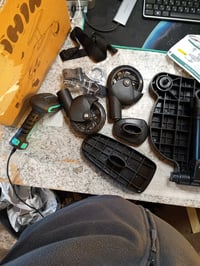 Vihir Univerzális Buggy Board Ülőkével, Fekete Babakocsitoldalék 2-6 Éves Gyermekeknek, 25 kg Teherbírás, 2 db Babakocsi Horoggal 3