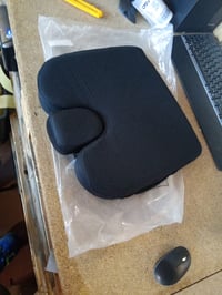 Pernă ortopédică ergonomică pentru scaun auto Healthfix cu spumă cu memorie, antiderapantă — pată pe partea albă (stare: vezi a 2-a imagine) 4