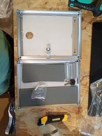 GOMETY Metalna kutija za donacije s bravom na ključ, 21x10x28 cm, zidna — nedostaju 2 plastična dijela (stanje: vidi 2. sliku) 2