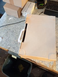Décopatch EV002O papírmasé koffer dekoráláshoz, 14,5 x 36 x — hibás, részben működik: szakadás az egyik oldalon (állapot: lásd a 2. képet) 2