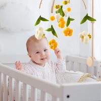 Méhecskés fa és gyapjú babaforgó - Virágos csörgő kiságy fölé, újszülött ajándék 4