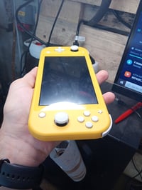 Prijenosna igraća konzola Nintendo Switch Lite u žutoj boji, standardno izdanje, rabljeno stanje 5