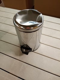 Pedálový odpadkový kôš WENKO Leman, 3 litre, nehrdzavejúca oceľ, lesklá strieborná, vyberateľná nádoba — na veku sa nachádza preliačina (stav: pozri 2. obrázok) 2