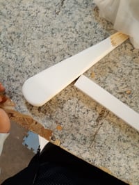 Suport pentru haine HAKU, din lemn masiv, alb, 47x102x36 cm — defect — defect, pentru piese de schimb: piesă de umăr ruptă (stare: vezi a 2-a fotografie) 6