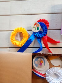 Kreatív súprava na výrobu víťazných stúh Lena Happy Horse Hobby Horse pre deti – 4 rozety, medaila, trblietavá plsť a šablóny na diplomy, od 6 rokov 3
