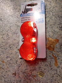 Zadné LED svetlo na bicykel Fischer na nosič, so zabudovanou odrazkou — poškodený pravý okraj krytu (stav: viď 2. obrázok) 3