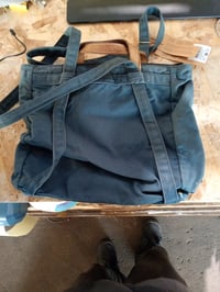 Geantă și rucsac unisex Fjällräven Totepack No.1 din material G-1000, albastru închis, cu mânere din piele, utilizat 5