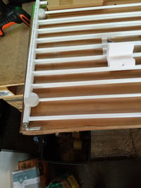 Safety 1st Wall Fix kovová bezpečnostná zábrana na schody a dvere, 62-102 cm, biela, otváranie jednou rukou, montáž na stenu – používaná 3