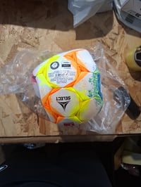 Futbalová lopta Derbystar Bundesliga Brillant Replica v22, veľkosť 4, dúhová — Lopta má malé poškodenie (stav: pozri 2. obrázok) 3