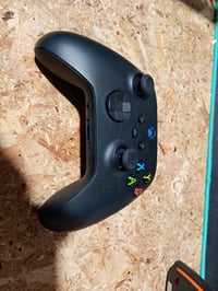 Xbox Wireless Controller bežični gamepad u boji Carbon Black — neispravan, djelomično radi: desni analogni joystick "driftuje" (stanje: vidi 2. sliku) 2