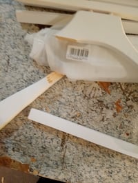 Suport pentru haine HAKU, din lemn masiv, alb, 47x102x36 cm — defect — defect, pentru piese de schimb: piesă de umăr ruptă (stare: vezi a 2-a fotografie) 5