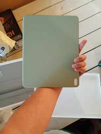 Puzdro Apple Smart Folio pre 13-palcový iPad Air (M2), šalviovo zelené – Renovované – Poškodený roh (stav: pozri 2. obrázok) 4